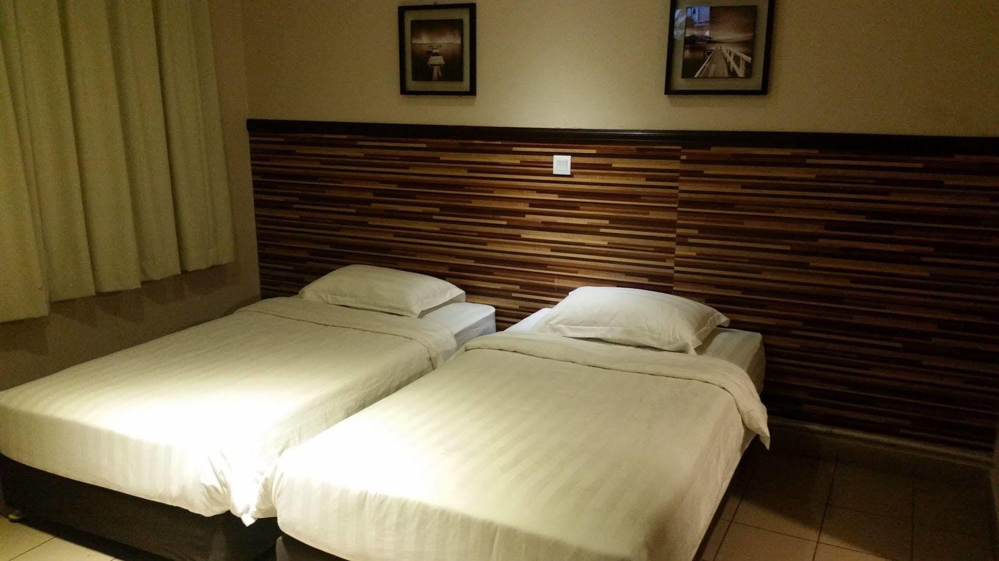 Hotel Iskandar Kota Kinabalu Exterior foto